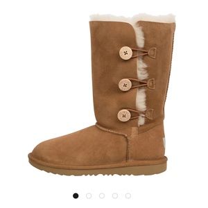 NWOT UGG Bailey triplet boot in Chestnut.
